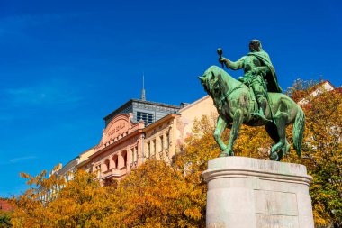 Budapeşte 'de mavi gökyüzüne karşı at binicisi heykeli