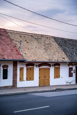 Renkli çatılı ve kapılı geleneksel Macar evi.