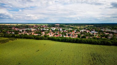 Yeşil tarlalarla çevrili Siklos köyünün hava manzarası