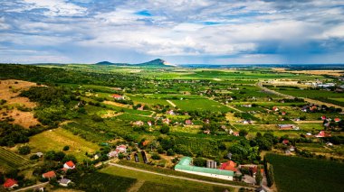 Yeşil arazili Siklos manzarası