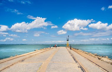 Le Verdon 'daki mavi denize doğru uzanan iskele.