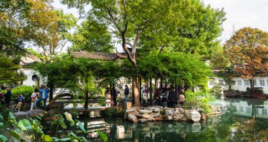 İnsanlar Suzhou Bahçesi 'nin güzel manzarasının tadını çıkarıyorlar.