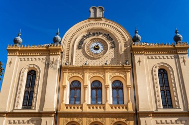 Macaristan 'daki Sinagog' un dekoratif mimarisi mavi gökyüzü altında