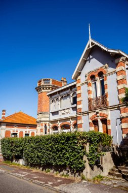 Soulac 'taki tarihi bina. Mavi gökyüzü.