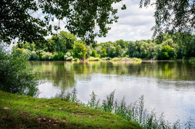 Macaristan 'da Drava yakınlarındaki ağaçlı sakin nehir manzarası