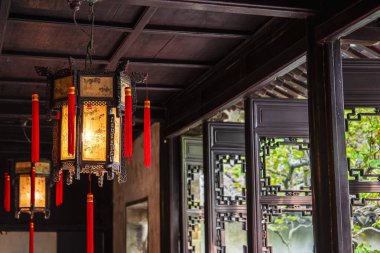 Geleneksel fenerler Bahçede asılı Suzhou