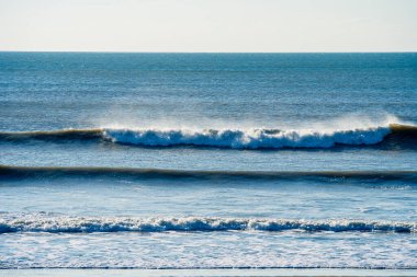 Cote Sauvage 'da dalgalar kıyıya vuruyor.