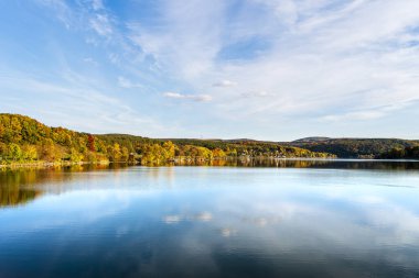 Orfu Macaristan 'daki sonbahar ağaçlarını yansıtan sakin göl