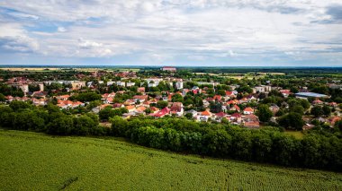Yeşil tarlalarla çevrili Siklos kasabasının hava manzarası