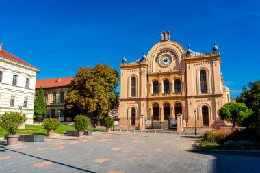 Pecs Macaristan 'daki Sinagog binası açık mavi gökyüzünün altında