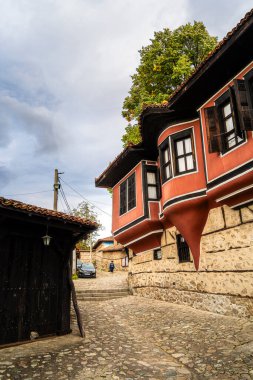 Koprivshtitsa 'da geleneksel evleri olan Cobblestone Caddesi.