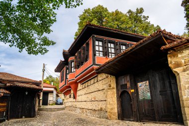 Bulgaristan 'ın Koprivshtitsa kentinde tarihi mimari bulutlu gökyüzü altında