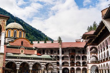Rila Manastırı dağlarla ve mavi gökyüzüyle çevrili.