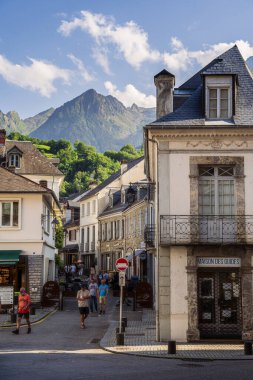 İnsanlar Luz Saint Sauveur köyünde yürüyor.