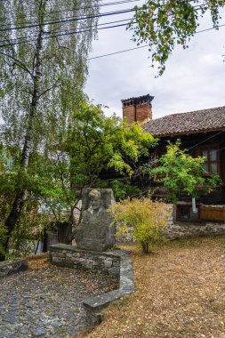 Koprivshtitsa 'da ağaçlarla çevrili geleneksel bir ev
