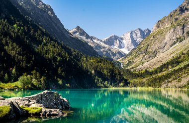 Lac De Gaube 'un dağlarla çevrili manzarası
