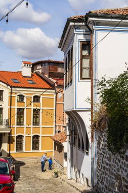 Filibe 'deki dar sokaklar renkli binalar ve bulutlarla dolu.