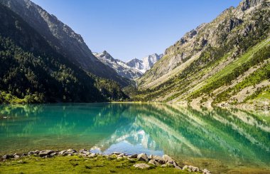 Turkuaz göl, De Gaube gölündeki dağları yansıtıyor.
