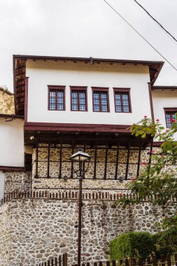 Taş duvar ve pencereli geleneksel Bulgar evi