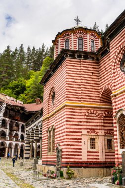 Bulgaristan 'daki Rila Manastırı yeşil ağaçlarla çevrili