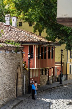 Filibe Bulgaristan 'daki renkli binaların yanında duran insanlar