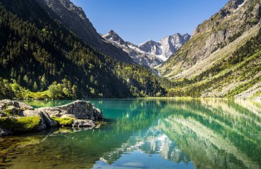 Fransa 'daki dağları ve ağaçları yansıtan berrak göl