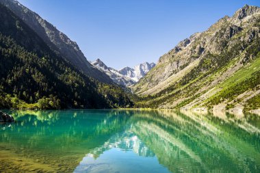 Turkuaz göl, De Gaube gölündeki dağları yansıtıyor.