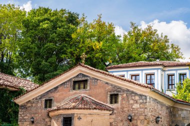 Bulgaristan 'ın Filibe' deki tarihi binası ağaçlarla çevrili