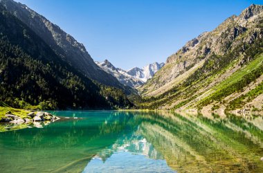 Gaube Gölü 'ndeki dağları yansıtan berrak göl