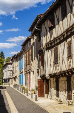 Nerac France 'ın dar sokaklarında sıralanan tarihi binalar