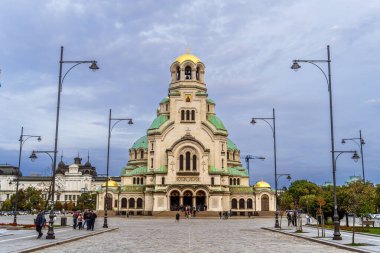 Alexander Nevsky katedrali yakınında yürüyen insanlar Sofya Bulgaristan