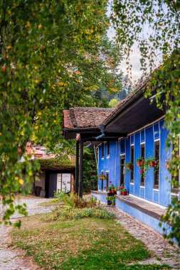 Koprivshtitsa Bulgaristan 'da mavi duvarlı renkli bir ev
