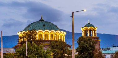 Sofya 'da alacakaranlıkta aydınlanan binalar