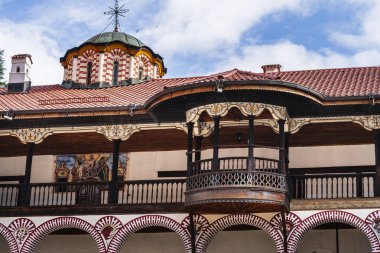Ayrıntılı ahşap balkonlu Rila Manastırı mimarisi