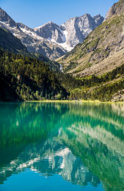 Gaube Gölü 'ndeki dağları yansıtan berrak göl
