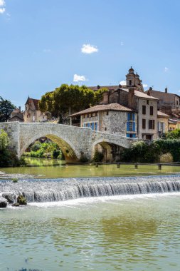 Nerac France 'taki köprü ve binaların manzarası