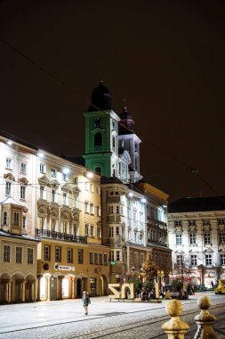 Linz, Avusturya - 15 Kasım 2025: Geceye göre Şehir Merkezi