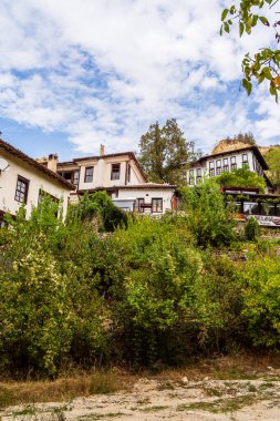 Melnik, Bulgaristan - 30 Eylül 2025: Bulutlu havada simgeler