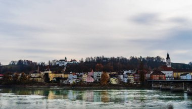 Passau, Almanya - 15 Kasım 2025: Sonbaharda Tarihi Merkez