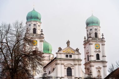 Passau, Almanya - 15 Kasım 2025: Sonbaharda Tarihi Merkez