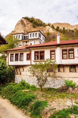 Melnik, Bulgaristan - 30 Eylül 2025: Bulutlu havada simgeler