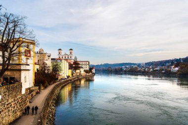 Passau, Almanya - 15 Kasım 2025: Sonbaharda Tarihi Merkez