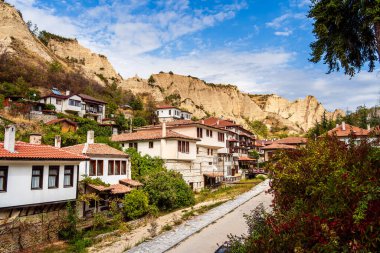 Melnik, Bulgaristan - 30 Eylül 2025: Bulutlu havada simgeler