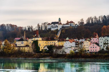 Passau, Almanya - 15 Kasım 2025: Sonbaharda Tarihi Merkez