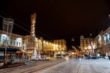 Linz, Avusturya - 15 Kasım 2025: Geceye göre Şehir Merkezi