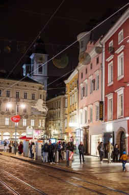 Linz, Avusturya - 15 Kasım 2025: Geceye göre Şehir Merkezi