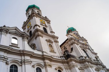 Passau, Almanya - 15 Kasım 2025: Sonbaharda Tarihi Merkez