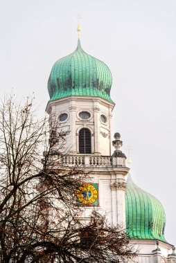 Passau, Almanya - 15 Kasım 2025: Sonbaharda Tarihi Merkez