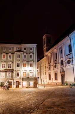 Linz, Avusturya - 15 Kasım 2025: Geceye göre Şehir Merkezi