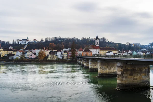 Passau, Almanya - 15 Kasım 2025: Sonbaharda Tarihi Merkez